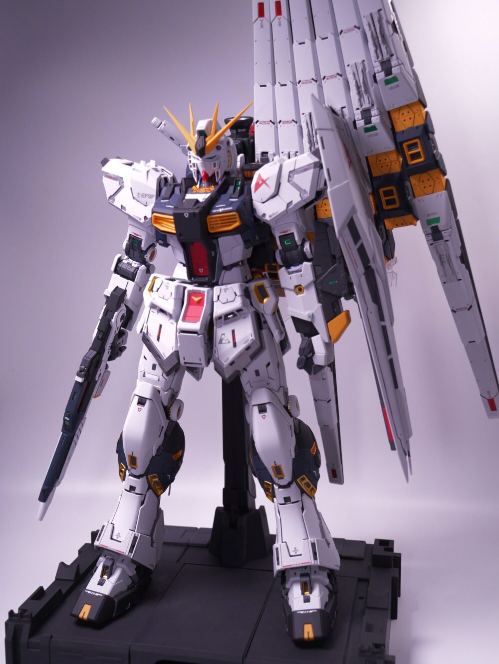 PG UNLEASHED νガンダム 完成品 フィン・ファンネル装備の全身