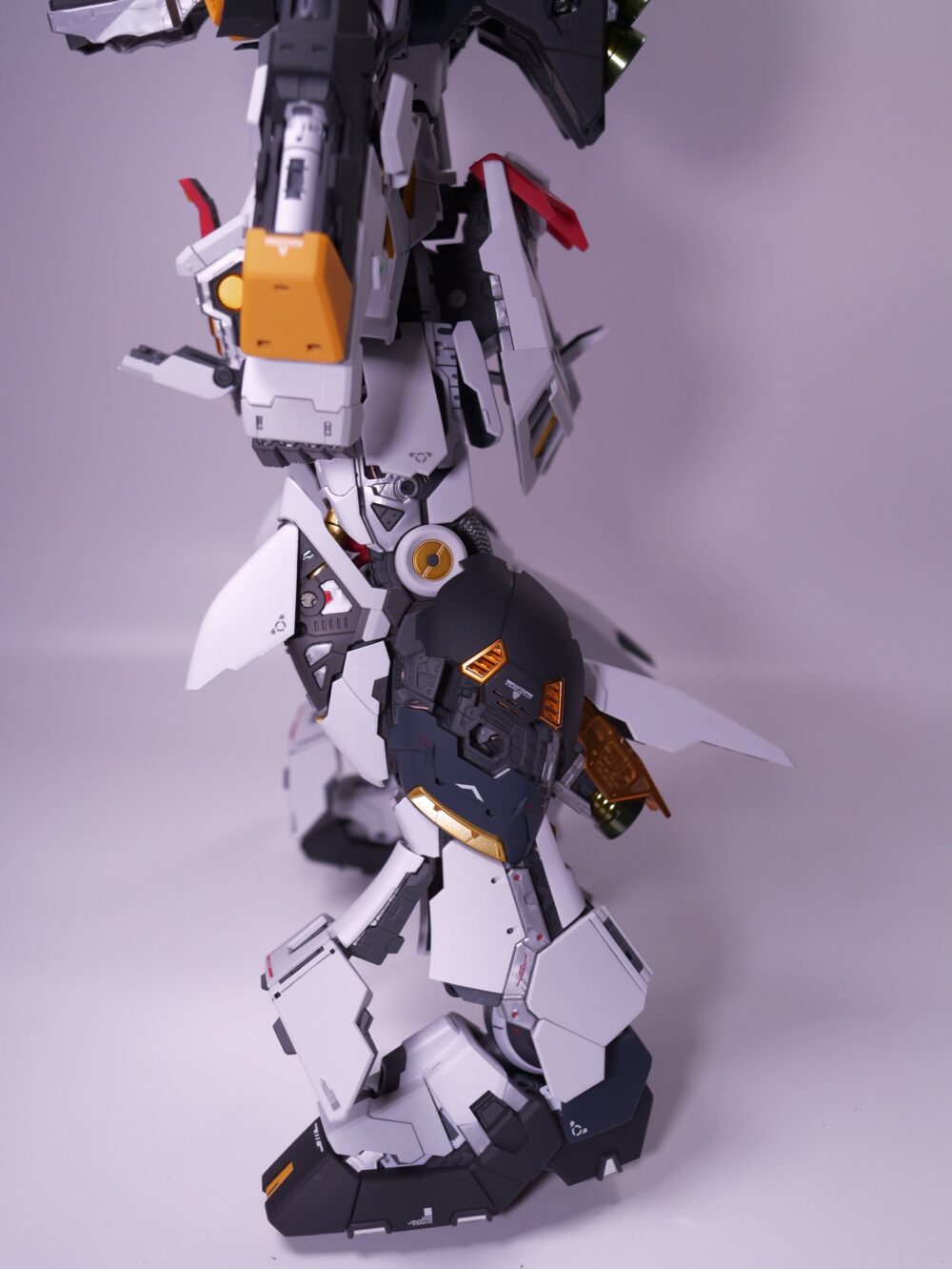 PG UNLEASHED νガンダム 脚部の外装とフレーム