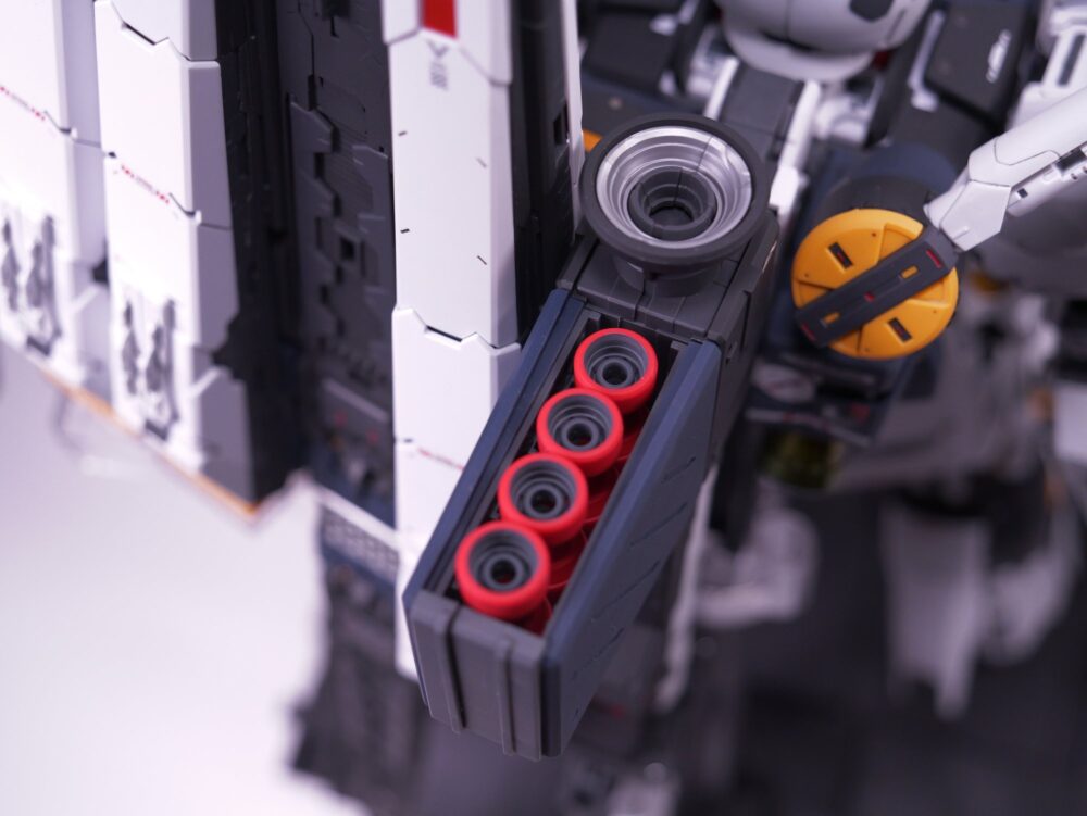 PG UNLEASHED νガンダム 赤みのあるクリアパーツのアップ